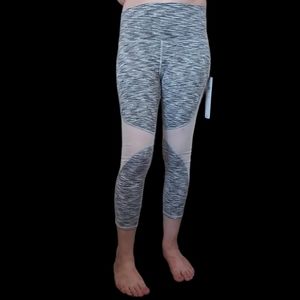 ALO Yoga COAST CAPRI leggings .Brand . ALO retail sum 17 . Desc . Coast Capri